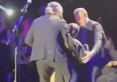 İzel sahnede bayıldı!